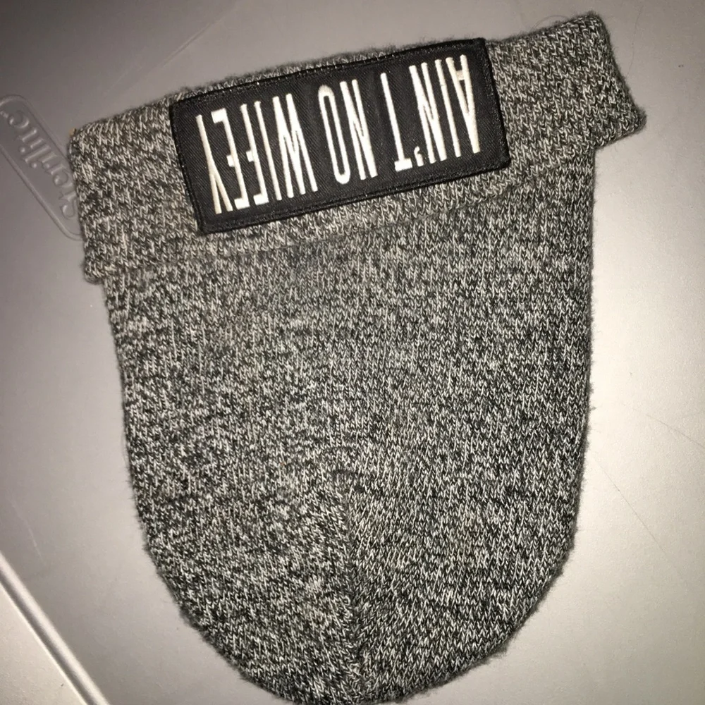 Dimepiece brand Ain’t No Wifey beanie - Picture 2 of 5